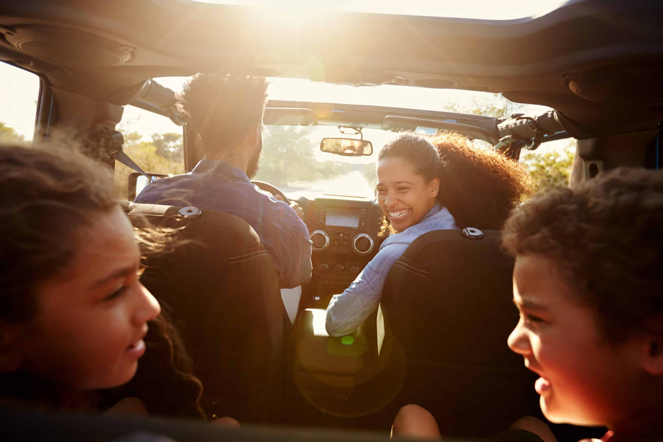 famille dans voiture